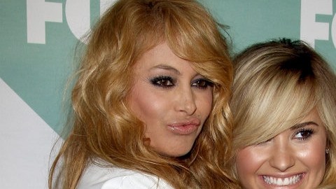 Demi Lovato (drcha) reconoció en varias ocasiones que la chica dorada es como una hermana para ella.