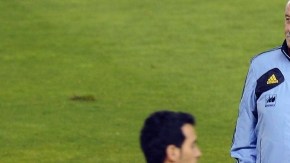 Jugadores españoles pasan trotando junto a su técnico Vicente del Bosque. La 'Roja' hoy decide su suerte mundialista en casa.