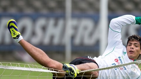 Raúl Jiménez, el hombre del momento por su gol de chilena a Panamá, podría arrancar hoy como titular en lugar del 'Chicharito'.