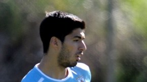 Luis Suárez (izq.) y  Diego Forlán, figuras de Uruguay que hoy enfrentan a Argentina en el Estadio Centenario de Montevideo.