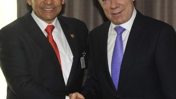 El presidente de Perú, Ollanta Humala (i), durante una reunión bilateral con su colega de Colombia, Juan Manuel Santos, en la sede de las Naciones Unidas en Nueva York y en el cual analizaron temas de interés general.