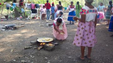 Un grupo de mujeres de la zona indígena del estado mexicano de Hidalgo, donde se han detectado varios casos de cólera por la alimentación y el consumo de agua, preparan tortillas y pescado.