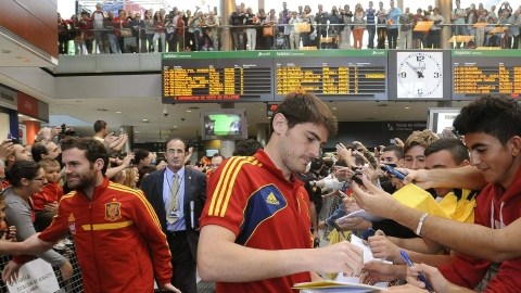 El veterano arquero Iker Casillas firma autógrafos a su llegada   a Albacete, donde el combinado español se enfrentará hoy  a la selección de Georgia.