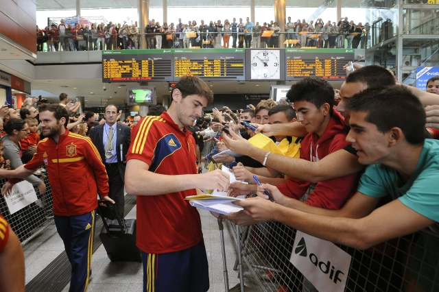 El veterano arquero Iker Casillas firma autógrafos a su llegada   a Albacete, donde el combinado español se enfrentará hoy  a la selección de Georgia.