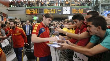 El veterano arquero Iker Casillas firma autógrafos a su llegada   a Albacete, donde el combinado español se enfrentará hoy  a la selección de Georgia.