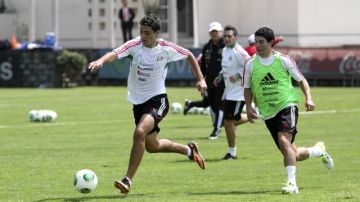 El goleador  Raúl Jiménez (i) y Jhonny Magallón  participan en un entrenamiento del Tri con miras al juego  ante los Ticos.