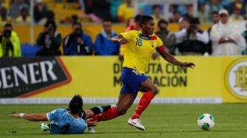 El ecuatoriano Antonio Valencia (d) escapa a la marca del charrúa  Cristian Rodriguez durante el juego del viernes.