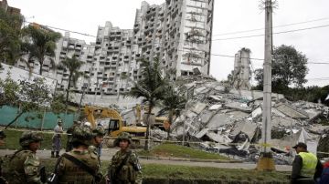 Vista de los organismos de socorro frente a los escombros de la Torre 6 del Edificio Space, que se desplomó en Medellín.
