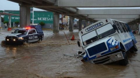 Una avenida inundada en el puerto de Acapulco, el pasado 16 de septiembre de 2013, debido a los ciclones tropicales "Manuel" e "Ingrid".