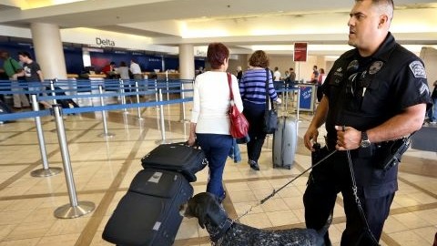 La policía del Aeropuerto Internacional de Los Ángeles ha aumentado las patrullas luego de las explosiones de hielo seco ocurridas.