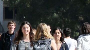La acción afirmativa busca permitir que los grupos minoritarios tengan acceso a las universidades.