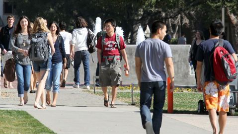 La acción afirmativa busca permitir que los grupos minoritarios tengan acceso a las universidades.