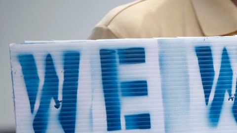 Miles de empleados federales se han visto afectados por el cierre de gobierno que este martes cumple 15 días.