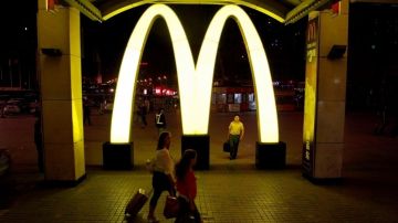 La campaña para elevar el salario mínimo a $15 la hora en las cadenas de comida rápida impacta a restaurantes como McDonald's.