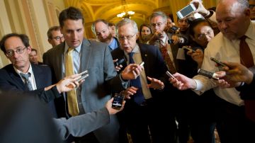 El líder de la mayoría en el Senado, Harry Reid (centro, con corbata azul), se muestra confiado en que alcanzarán un acuerdo.
