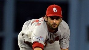 Matt Carpenter (i) de los Cardenales de San Luis completa un doble play ante Yasiel Puig (d) de los Dodgers de Los Ángeles, en el partido jugado en Dodgers Stadium.