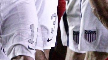 Alberto Quintero yace en el pasto y es consolado por Graham Zusi (fuera de cuadro).