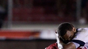 Terrence Boyd, de EEUU, consuela al panameño Felipe Baloy