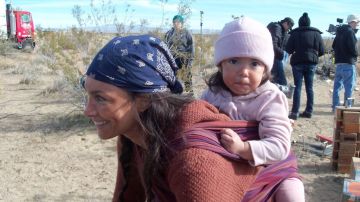 Patricia de León interpreta a María Salazar, quien tiene que atravesar el desierto con su hija Angelina de tres años para poder reencontrarse con sus otros dos hijos nacidos en EE.UU.
