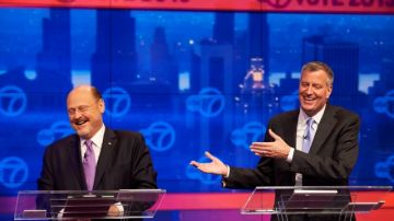 El candidato republicano Joe Lhota (izq.) y el demócrata Bill de Blasio durante el debate de anoche a tres semanas de las elecciones por la Alcaldía de Nueva York.