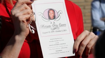 Una amiga de Miriam Carey muestra el recuerdo póstumo tras el funeral.