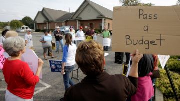 Un grupo de manifestantes llevó su protesta para que se apruebe el presupuesto  ante  las oficinas del presidente de la Cámara de Representantes, John Boehner, en  Ohio.