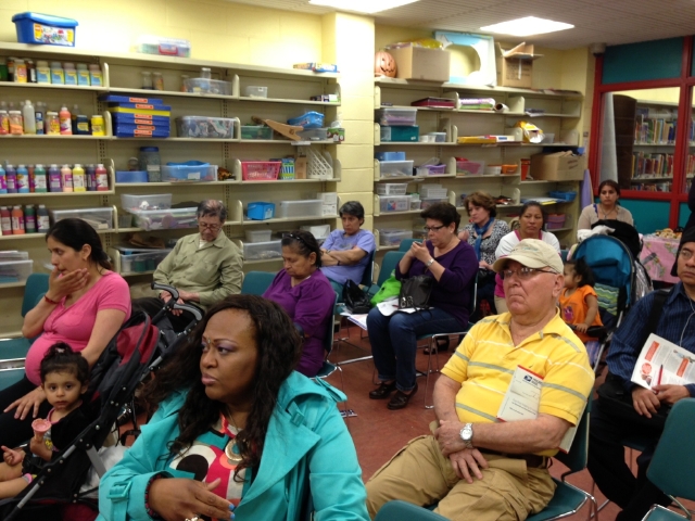 En una  biblioteca pública de Queens dan información sobre el 'Obamacare' a los hispanos.