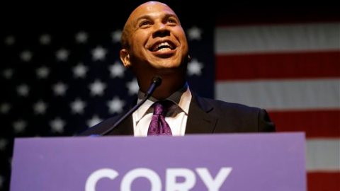 Cory Booker se desempeña como alcalde de Newark, Nueva Jersey.