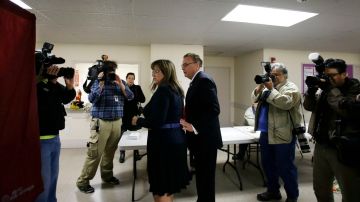 En el centro al cual acudieron a votar Steve Lonegan y su esposa Lorraine Rossi había más prensa que electores.