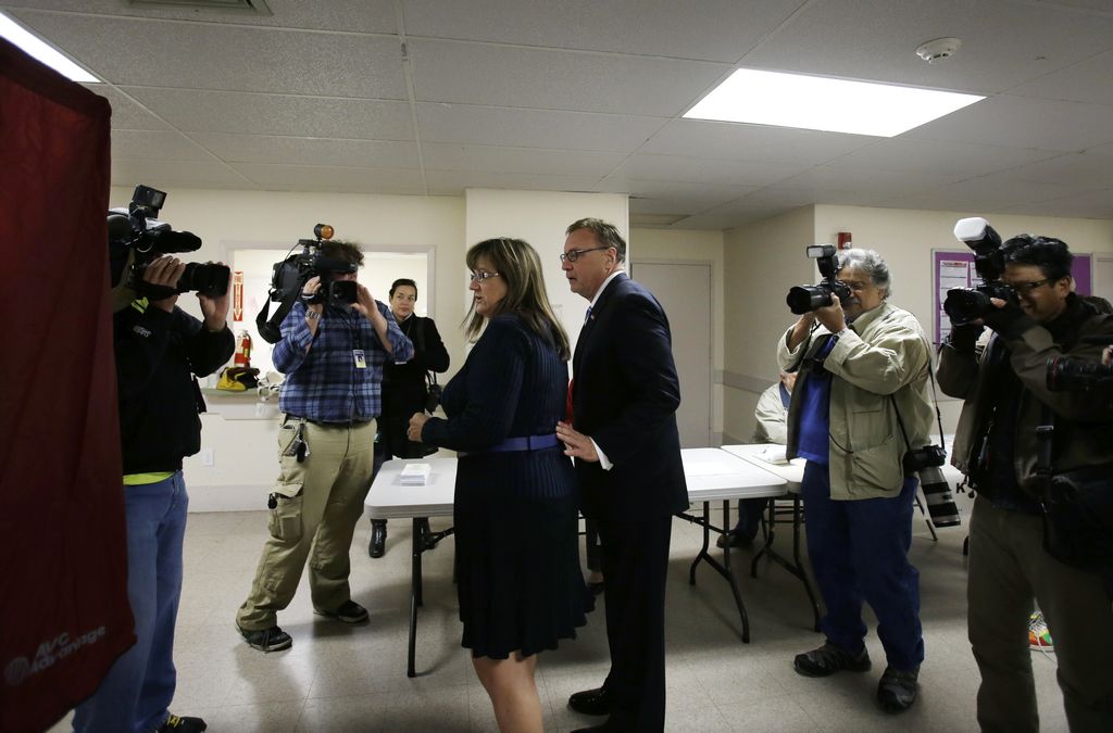 En el centro al cual acudieron a votar Steve Lonegan y su esposa Lorraine Rossi había más prensa que electores.