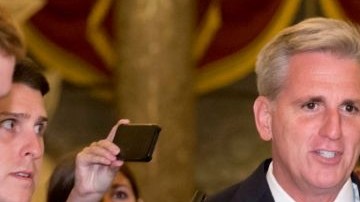 Kevin McCarthy tiene un distrito en el que la influencia de la población votante latina está creciendo.