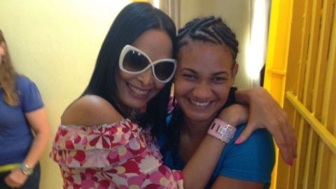 Leavy Yadira Nin Batista (izquierda) negoció desde Madrid su entrega con la fiscalía de Santo Domingo. En la foto, con una de las reclusas.