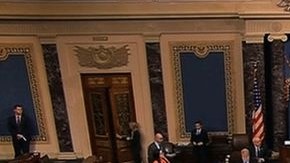 Los senadores durante la votación en el pleno.