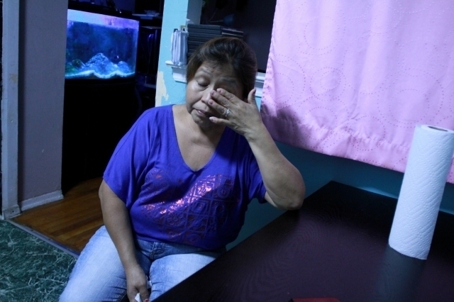 Margarita Castillo se seca una lágrima mientras habla de su hija fallecida.