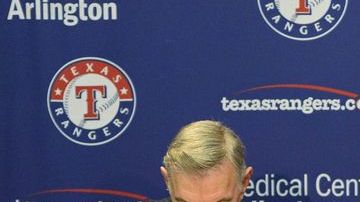El CEO de Vigilantes de Texas Nolan Ryan acompañado de los copresidentes Ray Davis y Bob Simpson, anuncia su retiro del equipo.