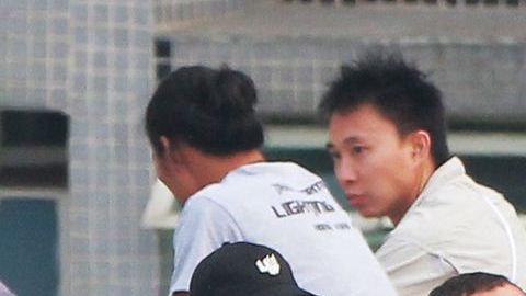 Michael Bay, a la izquierda, supervisando al camarógrafo que le asiste en una toma de "Transformers 4", en Hong Kong.