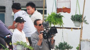 Michael Bay, a la izquierda, supervisando al camarógrafo que le asiste en una toma de "Transformers 4", en Hong Kong.