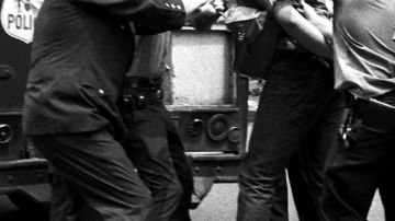 Imagen del archivo de El Diario que muestra a oficiales mientras arrestan a un miembro del grupo nacionalista Young Lords en 1971.