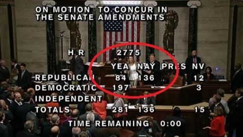 Imagen sacada de la televisión del Congreso donde se ve a Dianne Reidy cuando se sube al estrado y comienza a gritar en medio de un episodio de histeria.