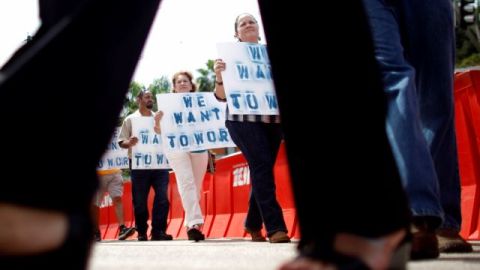 Trabajadores federales protestan por el cierre del gobierno en Guaynabo, Puerto Rico, el 8 de octubre pasado.