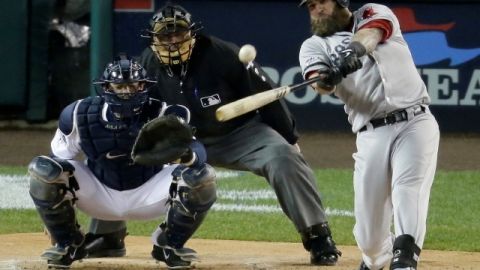 Mike Napoli, de los Medias Rojas, batea cuadrangular ante el lanzador Aníbal Sánchez, de Detroit.