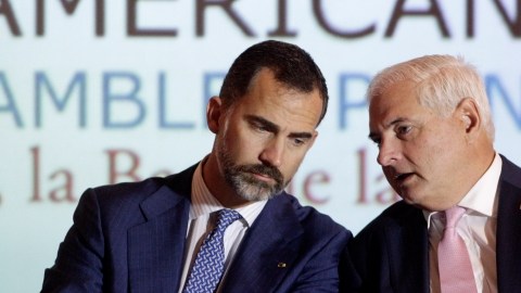 El Príncipe de Asturias, Felipe de Borbón, (izquierda) junto al presidente de Panamá, Ricardo Martinelli.