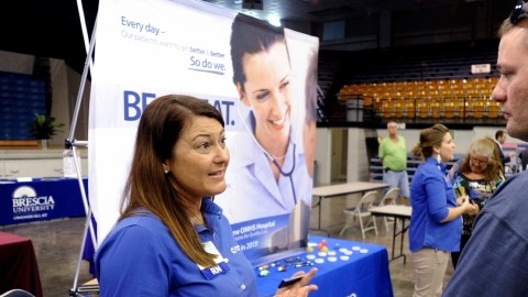 La enfermera Salanda Bowman, izquierda, habla con el universitario del Kentucky Wesleyan College Jason Ward, sobre posibilidades de trabajo en el Hospital Owensboro Health Regional en una feria de trabajo en Owensboro, Kentucky.