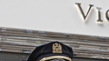 Agentes de la Policía de la Ciudad de Nueva York se mantuvieron ayer ofreciendo vigilancia en la tienda donde realizaron el hallazgo del feto.