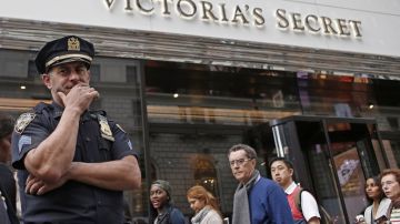 Agentes de la Policía de la Ciudad de Nueva York se mantuvieron ayer ofreciendo vigilancia en la tienda donde realizaron el hallazgo del feto.