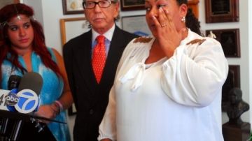 Cecilia Reyes (derecha), madre de Noel Polanco, y su abogado Sanford Rubenstein durante la conferencia de prensa celebrada ayer.