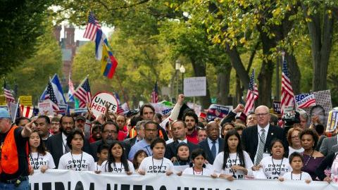 Demócratas y republicanos dan por hecho que los latinos votarán unos u otros,pero la falta de respaldo a sus demandas, puede cambiar el voto latino.