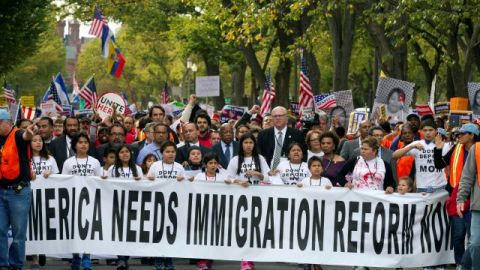 Demócratas y republicanos dan por hecho que los latinos votarán unos u otros,pero la falta de respaldo a sus demandas, puede cambiar el voto latino.