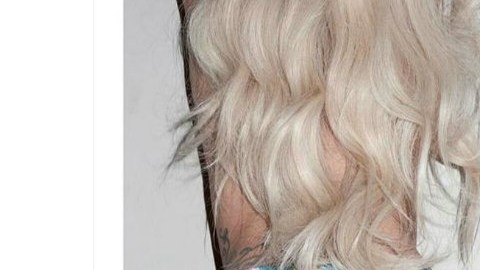Lady Gaga escribió debajo de la foto el nombre de su nuevo sencillo "Do What U Want", el cual grabó a dueto con R Kelly.