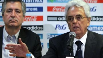 Jorge Vergara (i), dueño de  Chivas,  y Justino Compeán, presidente de la Federación Mexicana de Fútbol, hacen el anuncio de la contratación de Herrera.